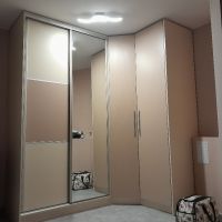 Ъглов гардероб с плъзгащи врати и огледало, снимка 1 - Гардероби - 45674801