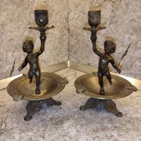 Комплект уникални старинни месингови свещници с пепелник с фигурки ангелчета ( момченца), снимка 1 - Декорация за дома - 45435844