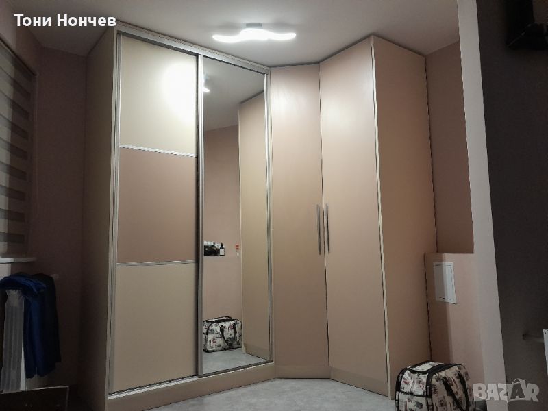 Ъглов гардероб с плъзгащи врати и огледало, снимка 1