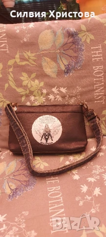 Продавам малка дамска чанта от естествена кожа