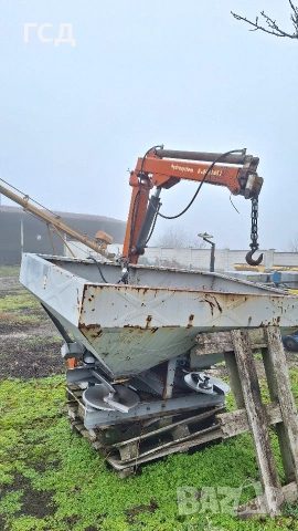 Българска навесна торачка Мадара 3500Р с кранно устройство.