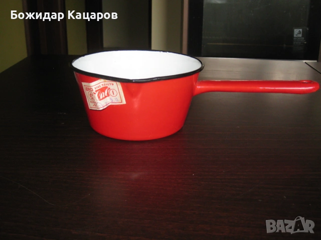 Нова емайлирана касерола, произведена през соца. Цена- 10 евро. Височина- 7,5 см. Диаметър- 15 см. Д