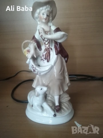 Красива порцеланова фигура-пастирка