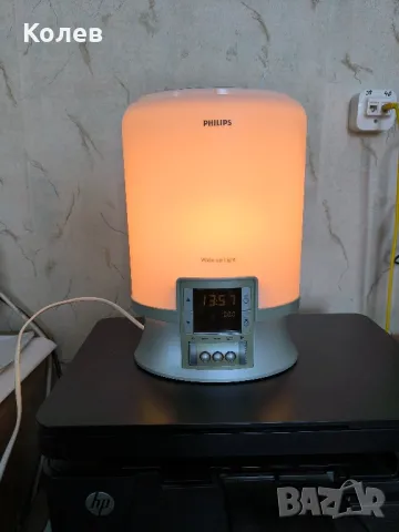 Нощна лампа с радио часовник и будилник Philips.