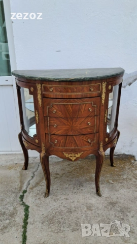 Шкаф с витрини и мраморен плот