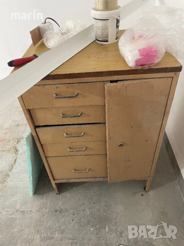 Метален шкаф