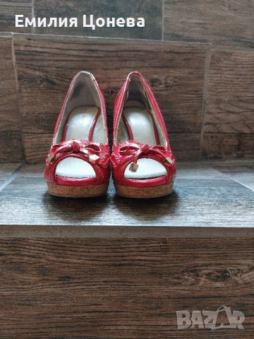 червени лачени обувки, снимка 2 - Дамски обувки на ток - 46458182