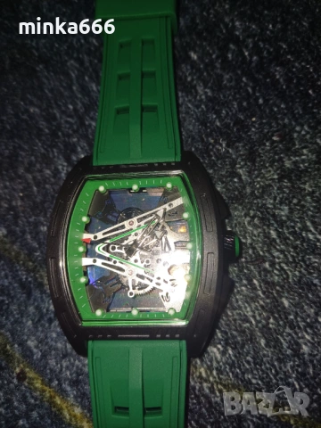 Луксозен мъжки часовник.