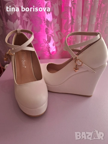 Дамски бели обувки на платформа 