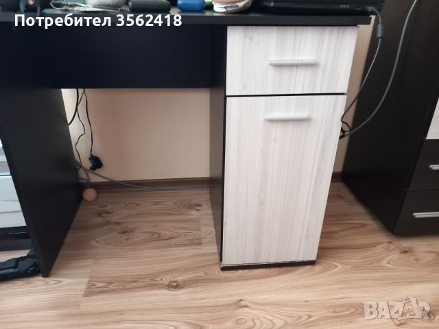 Продава се бюро с леки дефекти , снимка 1 - Бюра - 46706226