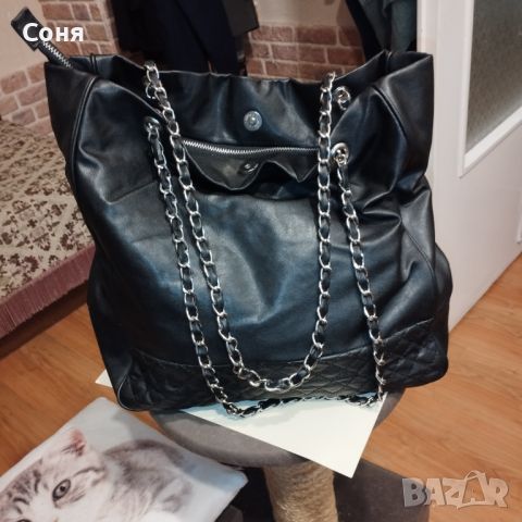 Дамска чанта в черно, кожена с  дръжки  тип верижки, снимка 2 - Чанти - 46474890