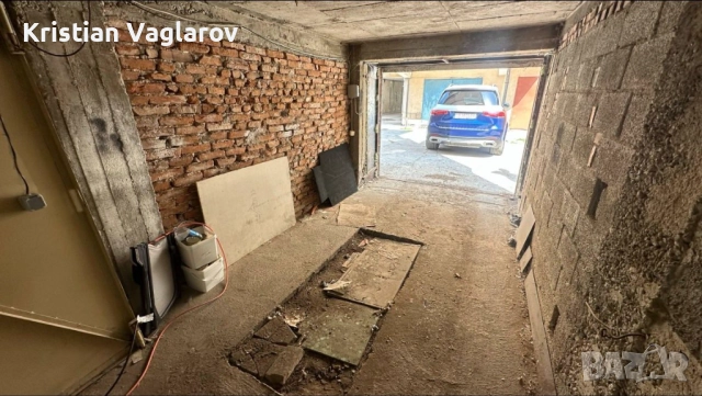 Продавам гараж в идеален център, снимка 2 - Гаражи и паркоместа - 52619631