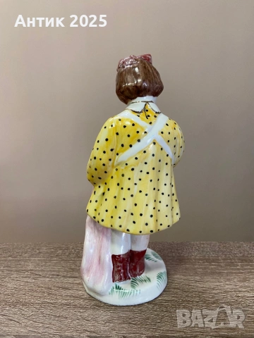 Винтидж порцеланова статуетка „Момиче с цветя“, СССР, снимка 2 - Антикварни и старинни предмети - 53237551