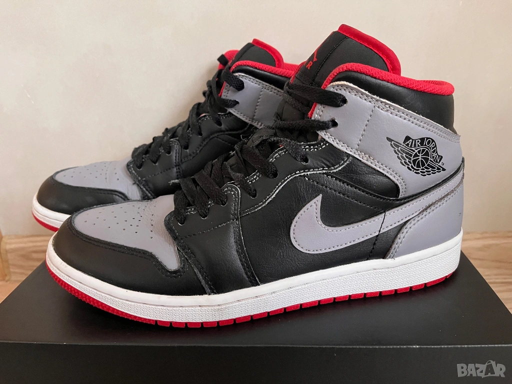 Оригинални Nike Air Jordan 1 mid в размер 42, снимка 1