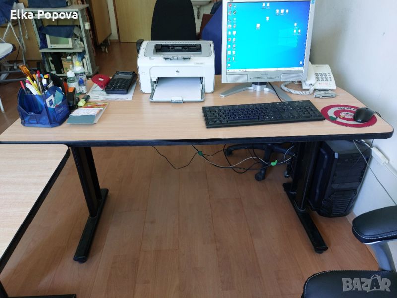Офис бюро с метални крака, снимка 1
