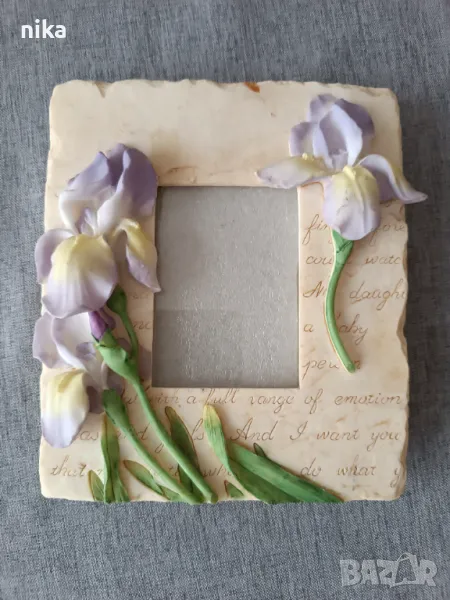 Красива рамка от полирезин с нежни ириси, снимка 1