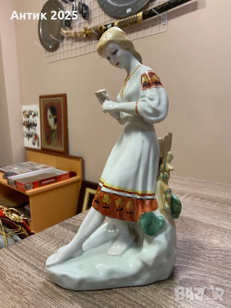 Порцеланова статуетка на момиче „Гадаене на маргаритка“, снимка 1