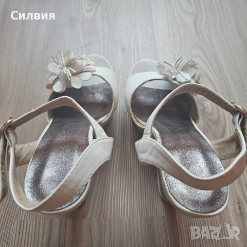 Страхотни кожени бели сандали с бронзови стелки на платформа с цветчета, 38 номер, снимка 8 - Сандали - 53748737
