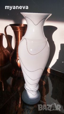 Стъклена , голяма ваза в бял цвят. , снимка 4 - Вази - 46011258