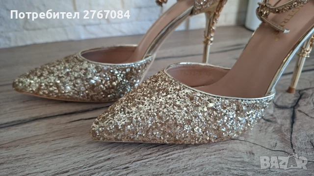 Продавам уникални златни обувки , снимка 5 - Дамски елегантни обувки - 50896234