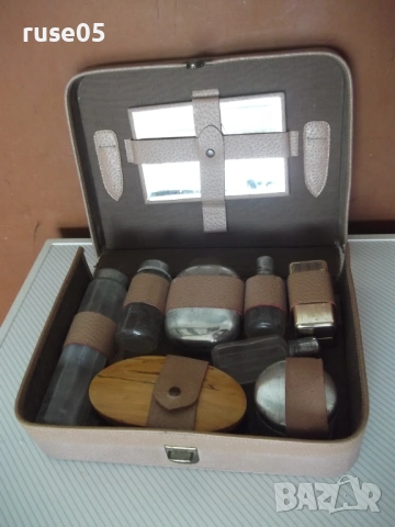 Несесер за тоалетни принадлежности стар