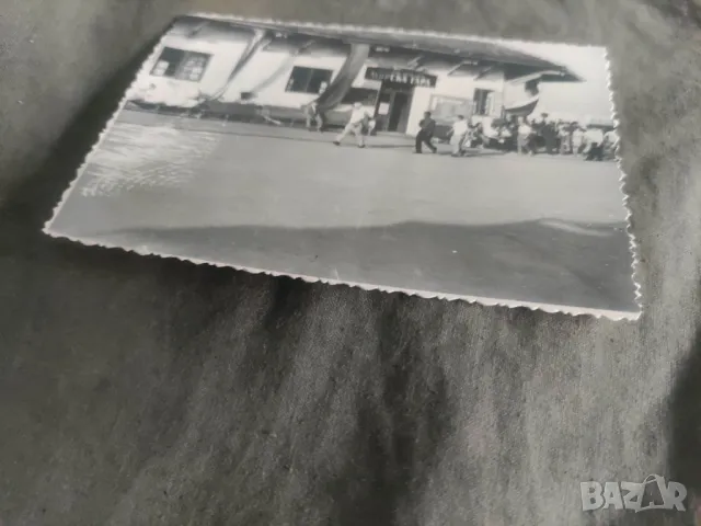 Стара снимка Варна - Морската гара 1964,Ученички в носии, след празника на гимназията 1942