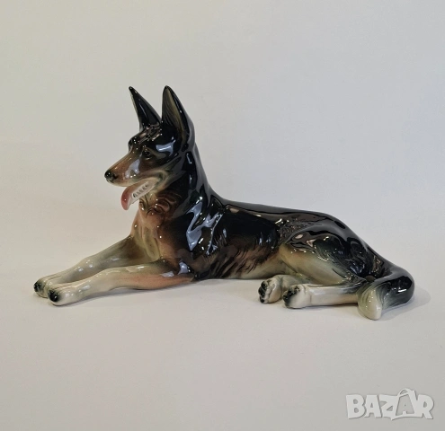 Порцеланова фигура на куче немска овчарка
