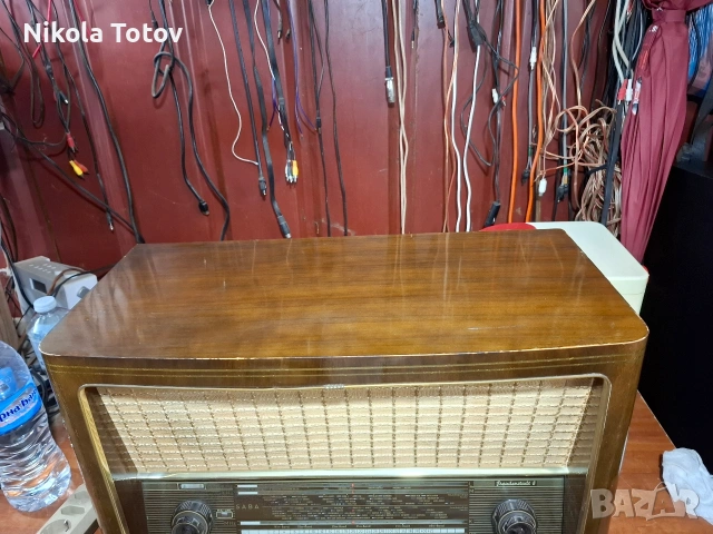 Продава се дървено радио  Saba  . , снимка 2 - Антикварни и старинни предмети - 54033899