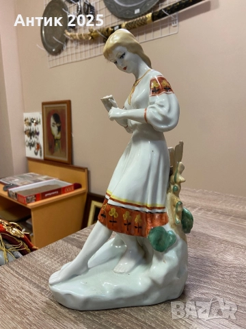 Порцеланова статуетка на момиче „Гадаене на маргаритка“