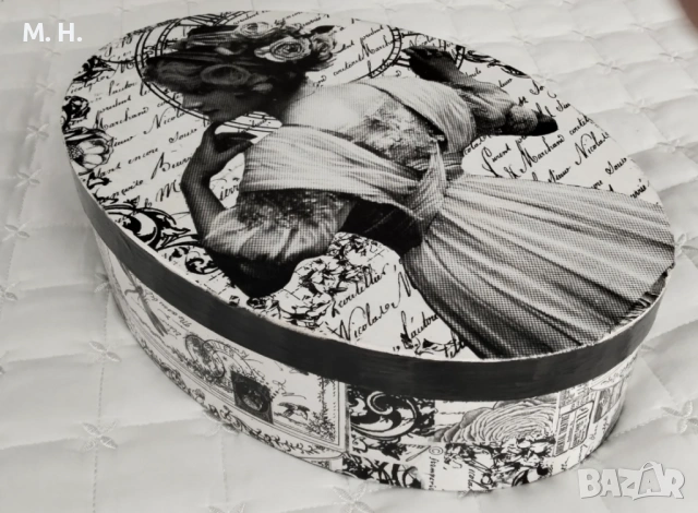 Голяма ръчно декорирана кутия в стил "винтидж".