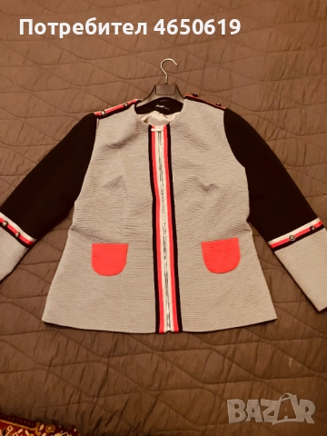Двуцветен жакет с червен мотив на модната марка BADOO