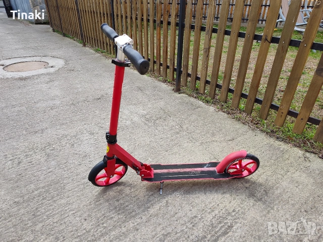 Детска тротинетка Ferrari , снимка 2 - Скутери и тротинетки - 53845407