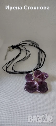 Колие с естествен цвят на Налба. Дължината е максимално 23 см, цвета е с размери 5,5/5 см. 