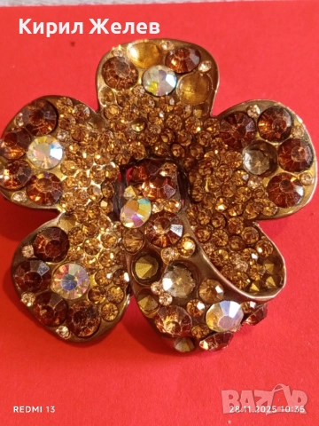 Винтидж брошка с флорален мотив обсипана с кафяви и цветни кристали Hollycraft 52173