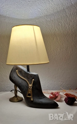 Настолна лампа „Zip Heels“ – когато модата среща светлината, снимка 5 - Настолни лампи - 53739482