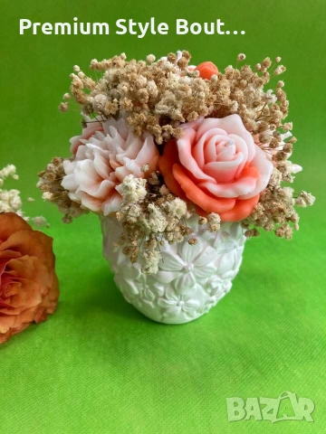 Нежни рози в меки прасковени нюанси, обгърнати от ефирен гипсофил, събрани в бяла керамична кашпа., снимка 3 - Декорация за дома - 53747596