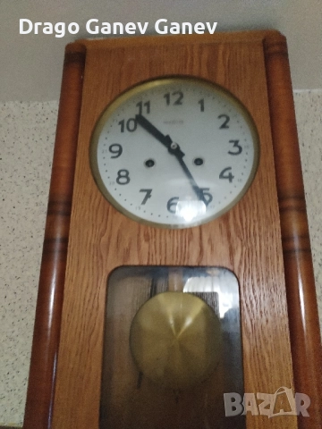 Старинен стенен часовник. 