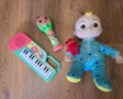 Cocomelon - сет микрофон,пиано,музикална плюшена играчка, снимка 1