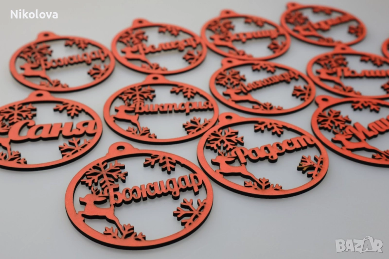 Цветна персонализирана коледна топка с име – дървена украса за елха, снимка 1