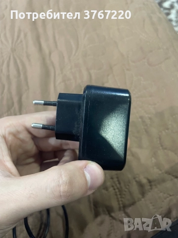 Зарядно устройство за телефон, черно на цвят.