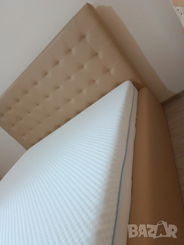 Продавам тапицирана спалня с кожа кремав цвят 