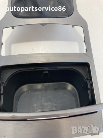 Лайсна около лоста за скорости с държач за чаши за Subaru Outback 2.0 Дизел (2010) , снимка 2 - Части - 54228855