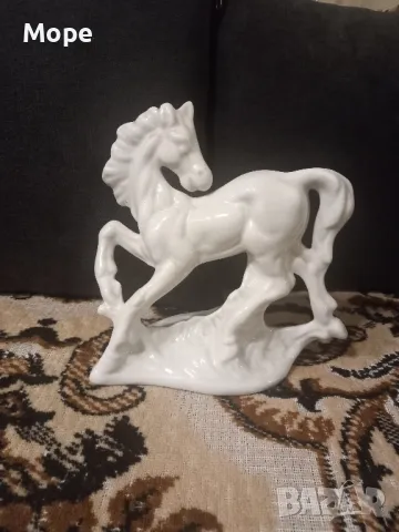 Статуетка порцеланов кон 