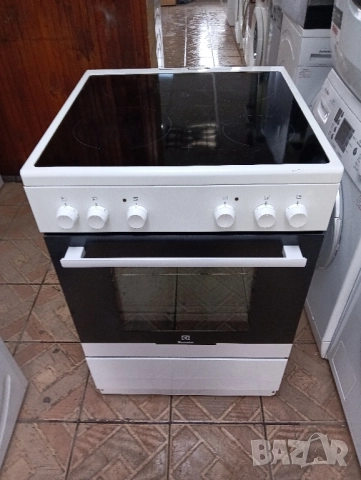 Свободно стояща печка с керамичен плот Elektrolux с две години гаранция!