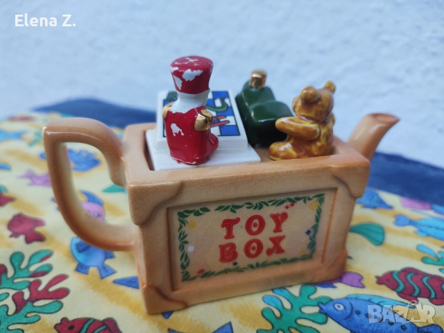 Малък колекционерски чайник "шкаф за играчки" P. Cardew, снимка 4 - Колекции - 52373349