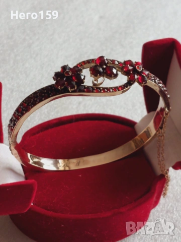 Дамска викторианска стара гривна с гранати,осем каратово злато,датираща от края на 19 век