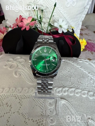 Часовник в зелен и сребрист цвят чисто нов подходящ за всеки стил.