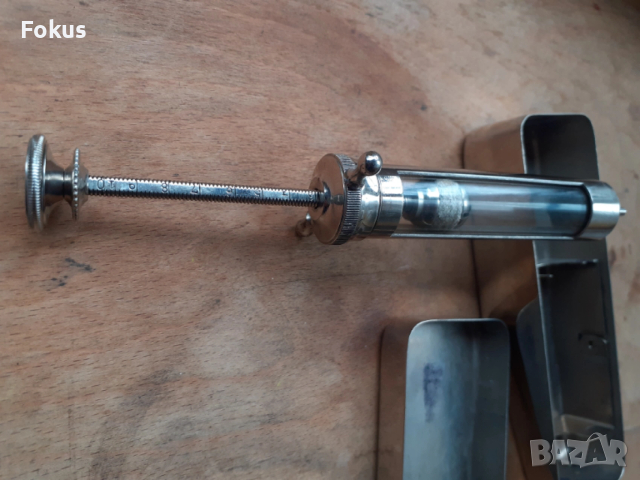 Стара стъклена спринцовка инжекция 19 век с мет. кутия, снимка 4 - Антикварни и старинни предмети - 53275688