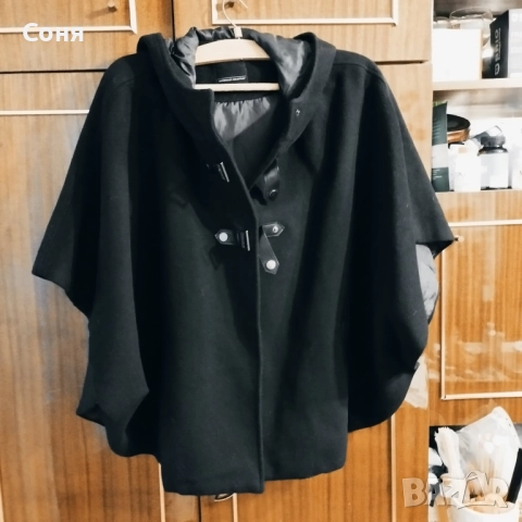 Дамско палто в черно тип пелерина с качулка