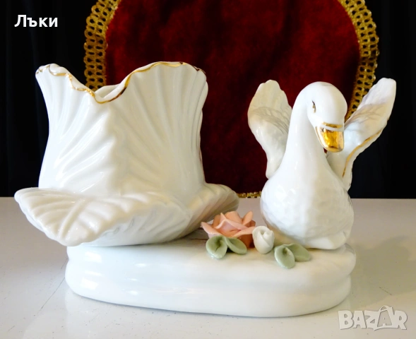 Лебед порцеланова фигура,бижутерка,ваза,злато,рози. 